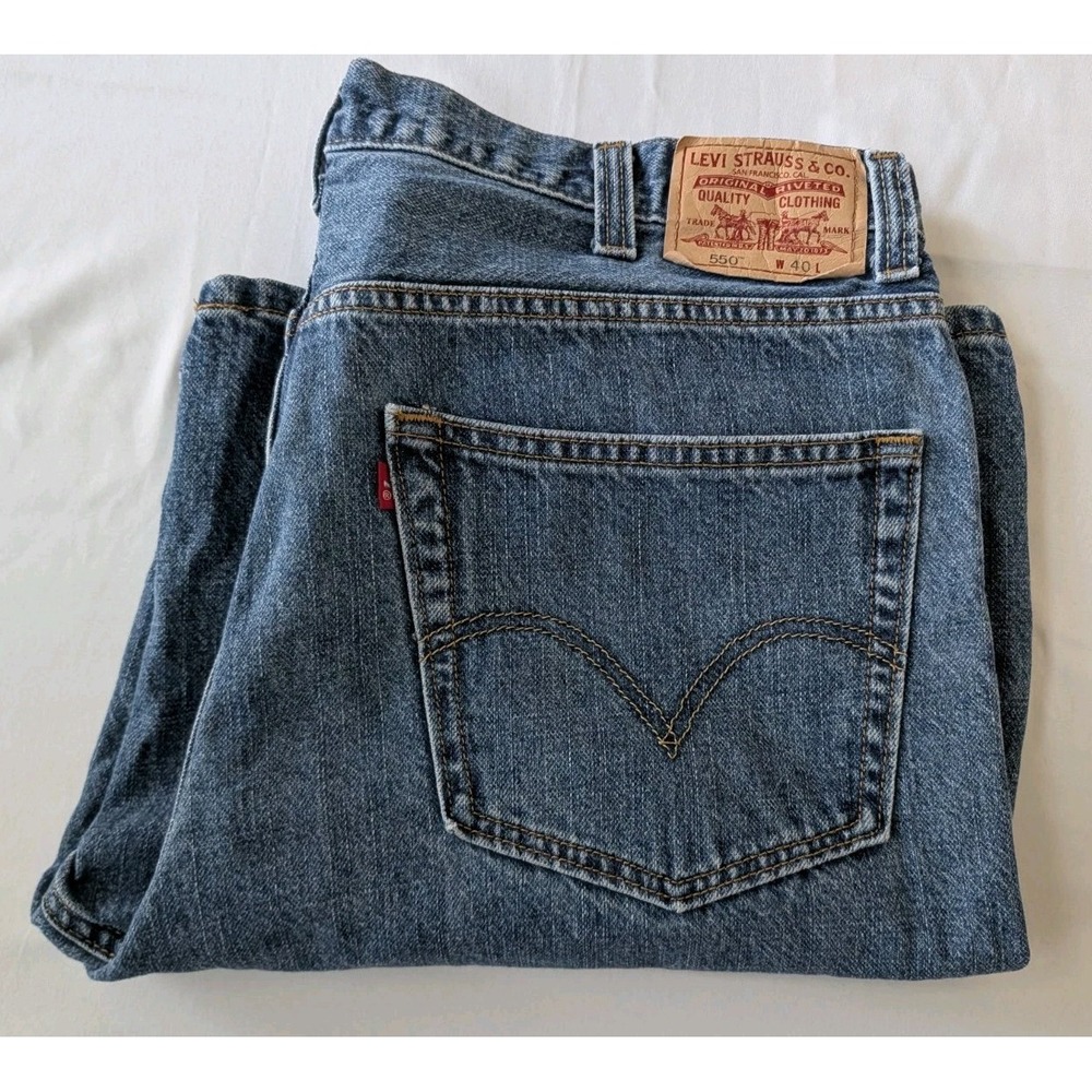 Levi's 550 Denim Shorts Medium Wash Blue Relaxed Fit Men's 40x9.5 Y2K Grunge